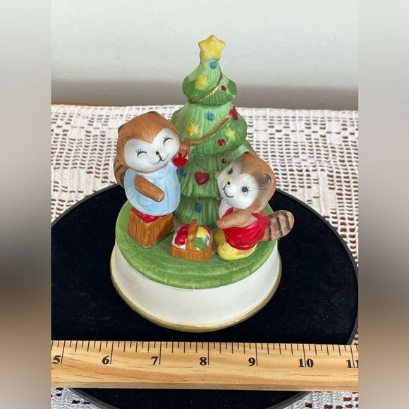 Vintage Christmas rotating music box || Christmas beavers around tree music box - Picture 9 of 10